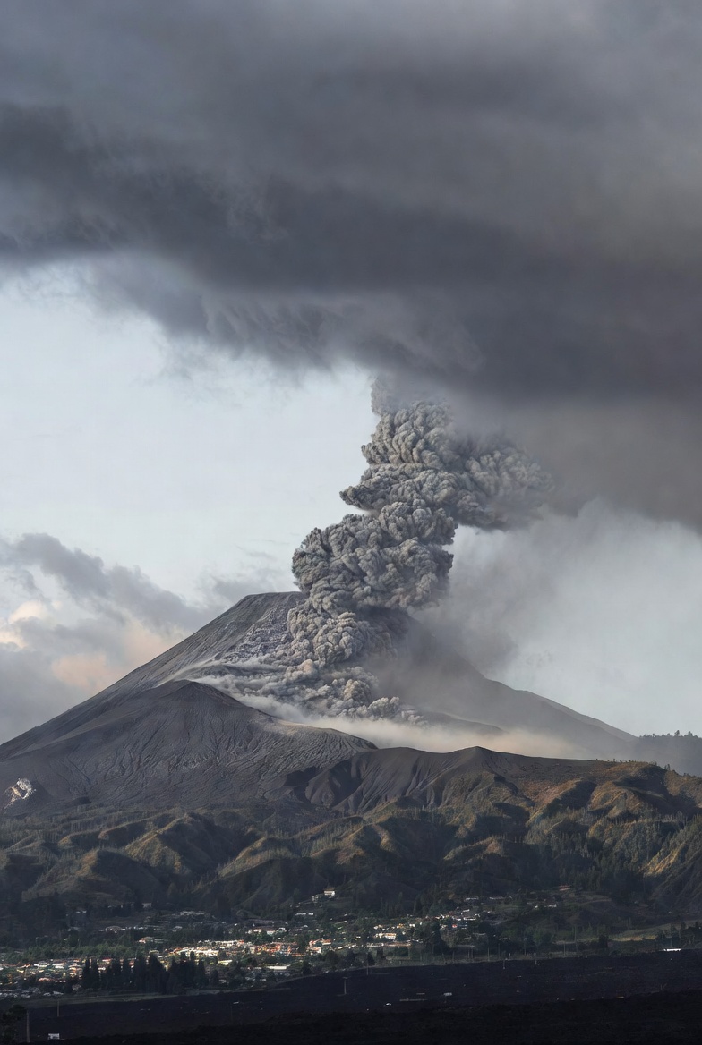 Gunung Semeru Kembali Erupsi Malam Ini, Abu Vulkanik Sembur 1.000 Meter