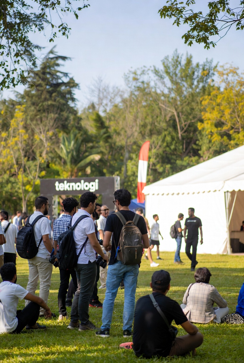 Perkembangan Teknologi Semakin Pesat, Ubah Cara Hidup Masyarakat